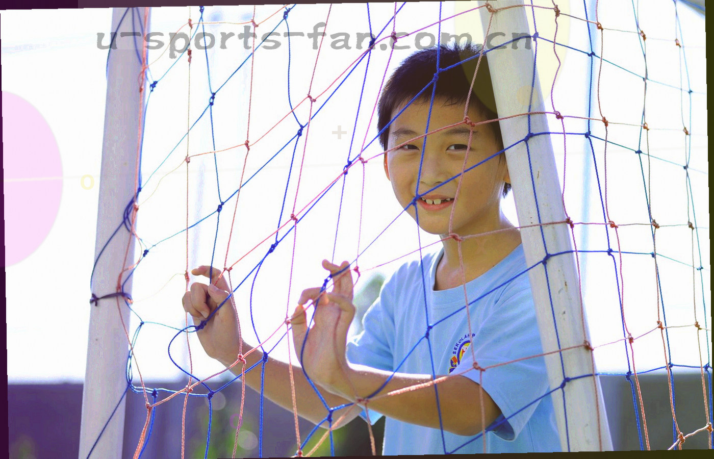 暗色房间里的大屏与手机并列显示同一场比赛数据